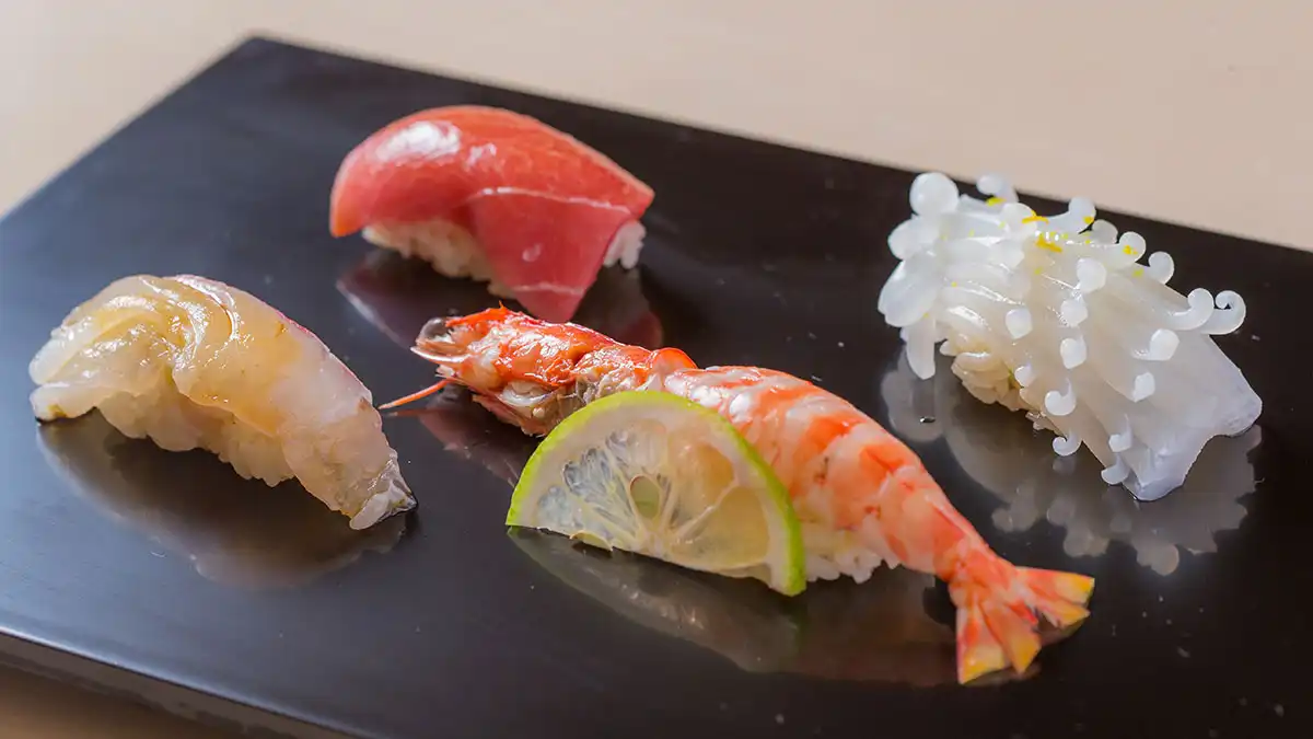 品嚐富有海中珍寶的壽司美食。