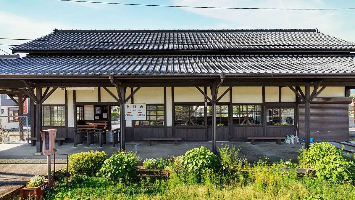 駕駛的終點是吉都線蝦野車站，一座懷舊的木造車站。